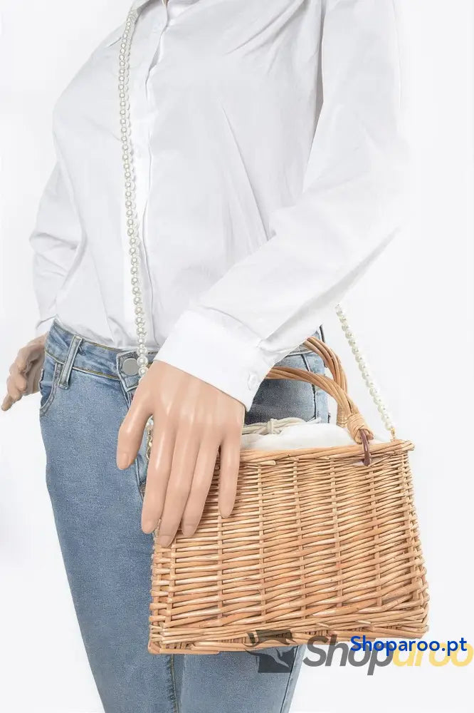 Bolsa de mão em bambu com alça de pérola falsa