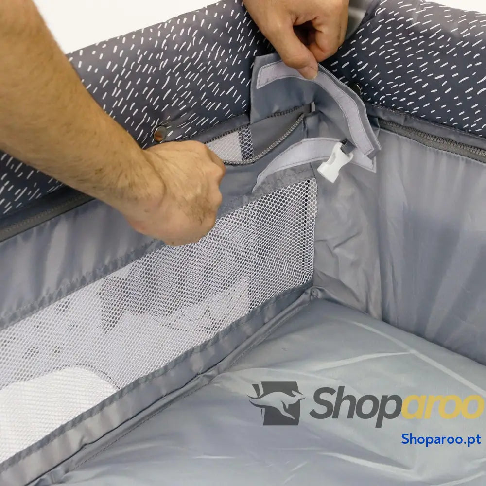 Berço de viagem 4 em 1 para bebé com altura dupla arco jogos dobrável compacto base acolchoada e bolsa transporte Mix