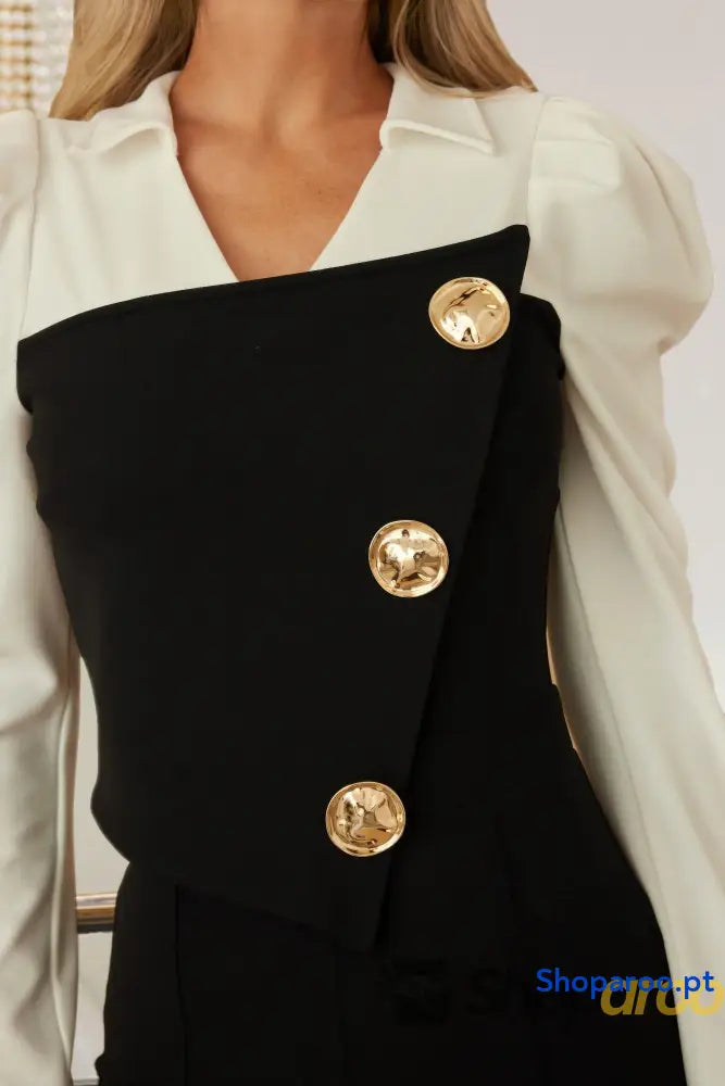 Macacão preto e branco com mangas volumosas ombros bufantes