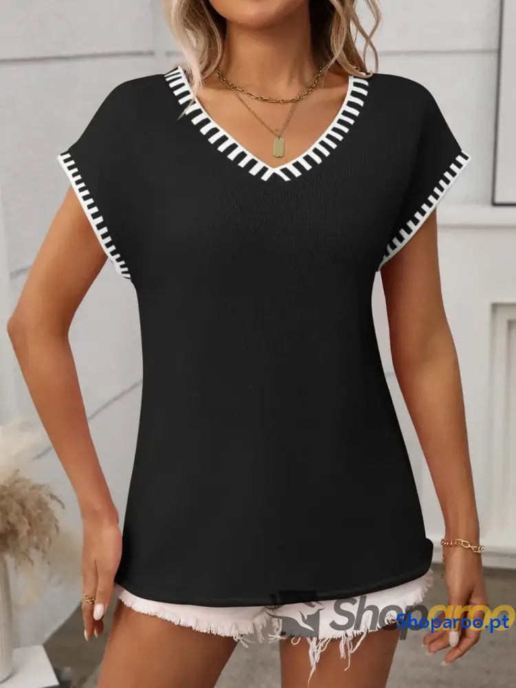Blusa de malha com decote em V e manga curta acabamento contrastante