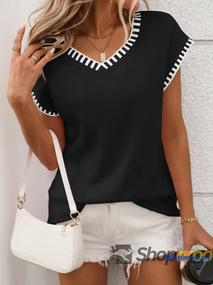 Blusa de malha com decote em V e manga curta acabamento contrastante