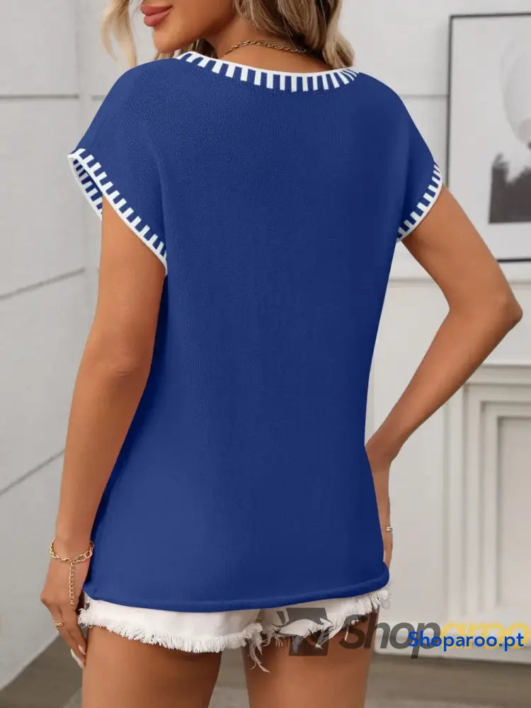 Blusa de malha com decote em V e manga curta acabamento contrastante