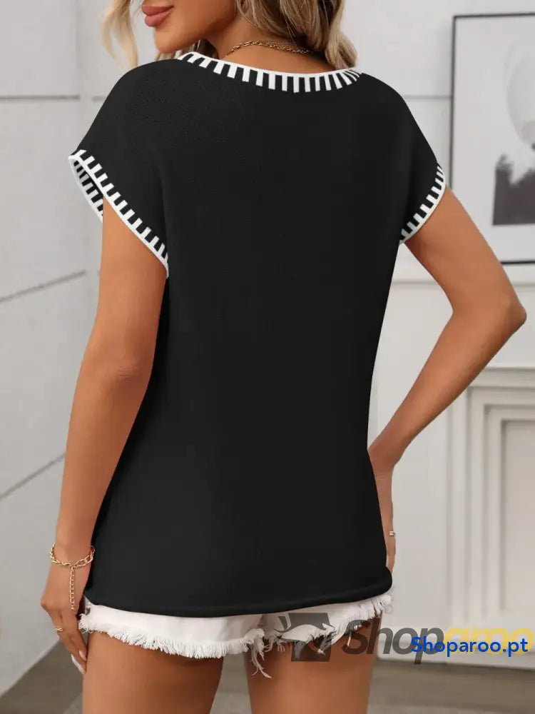Blusa de malha com decote em V e manga curta acabamento contrastante