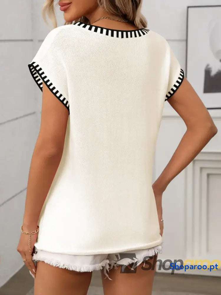Blusa de malha com decote em V e manga curta acabamento contrastante