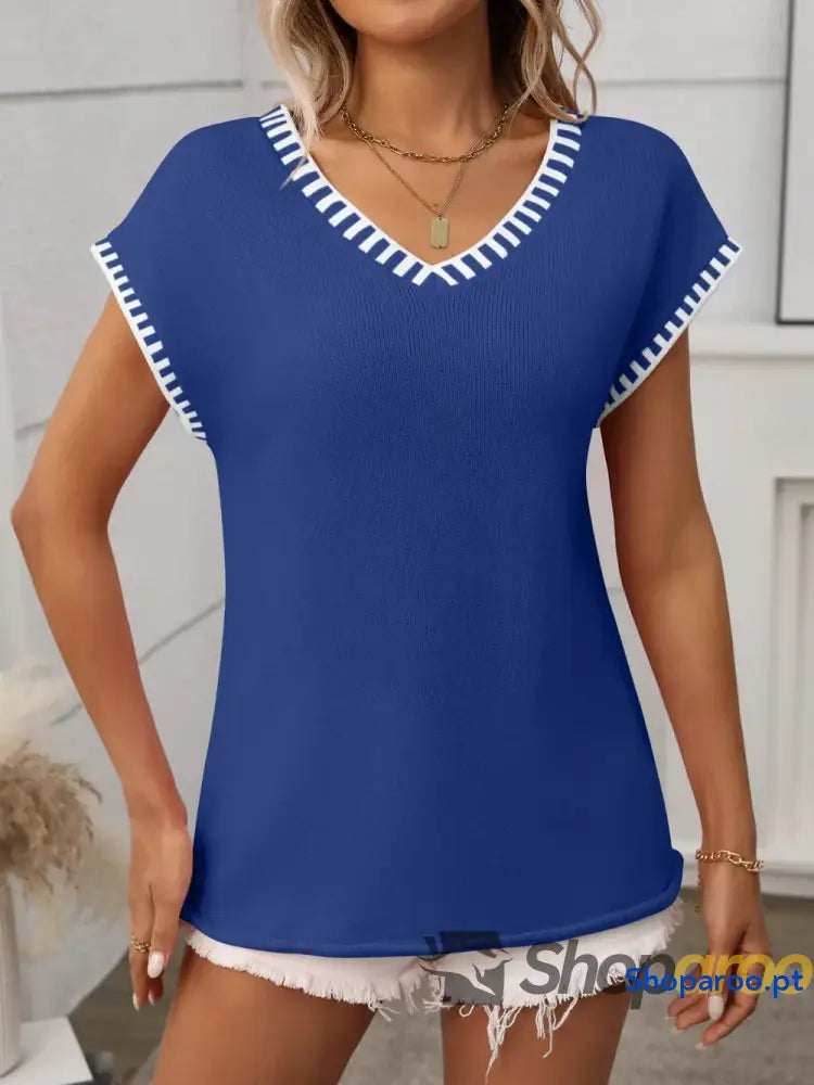 Blusa de malha com decote em V e manga curta acabamento contrastante