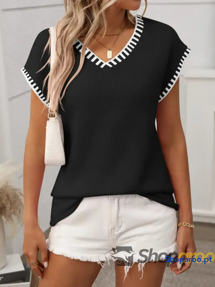 Blusa de malha com decote em V e manga curta acabamento contrastante