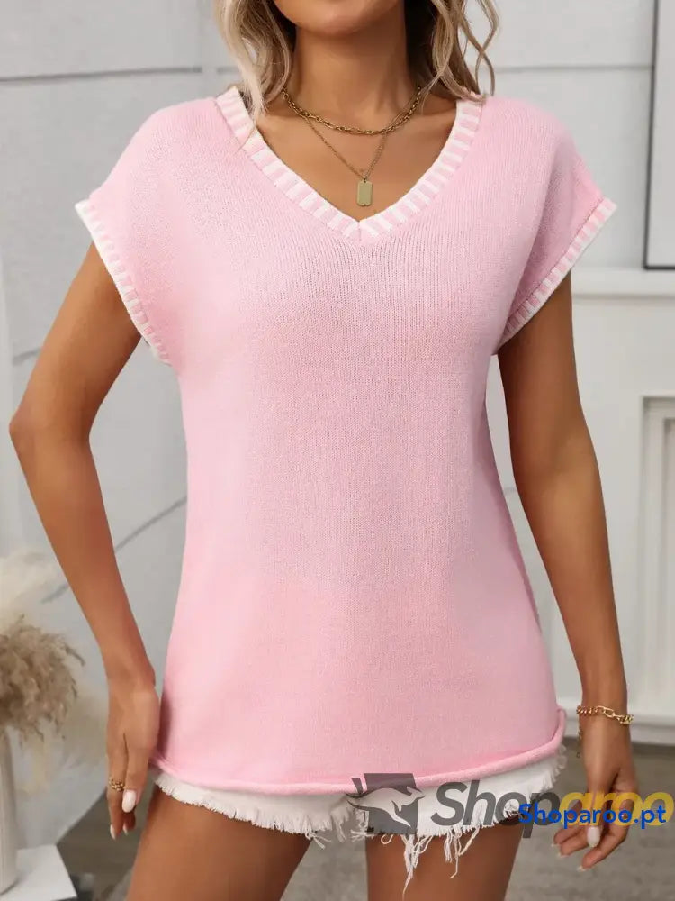 Blusa de malha com decote em V e manga curta acabamento contrastante