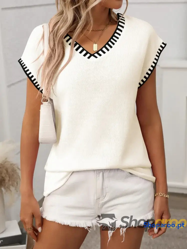 Blusa de malha com decote em V e manga curta acabamento contrastante