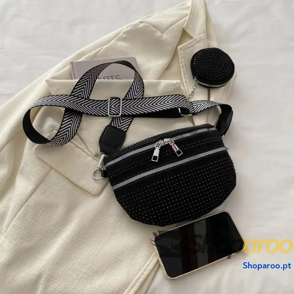 Bolsa tiracolo média com alça ajustável e tachas em PU