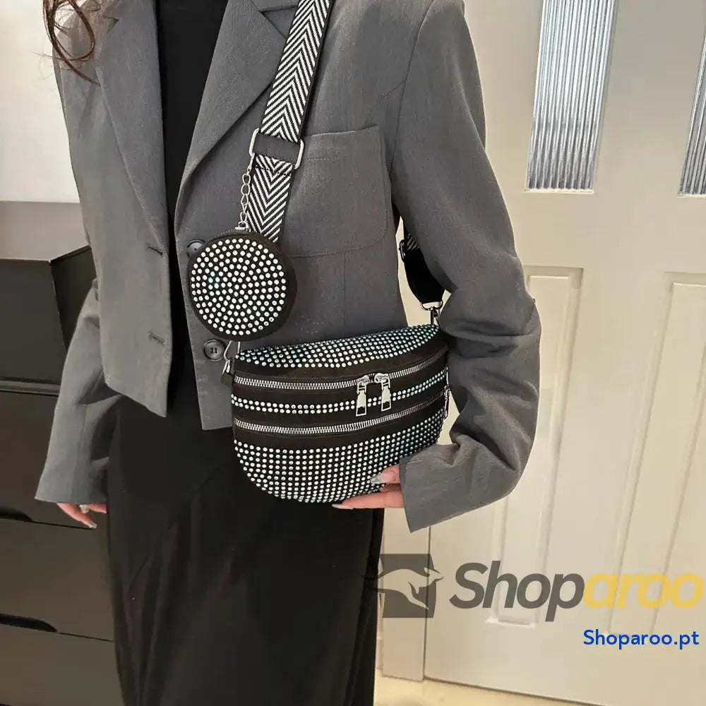 Bolsa tiracolo média com alça ajustável e tachas em PU