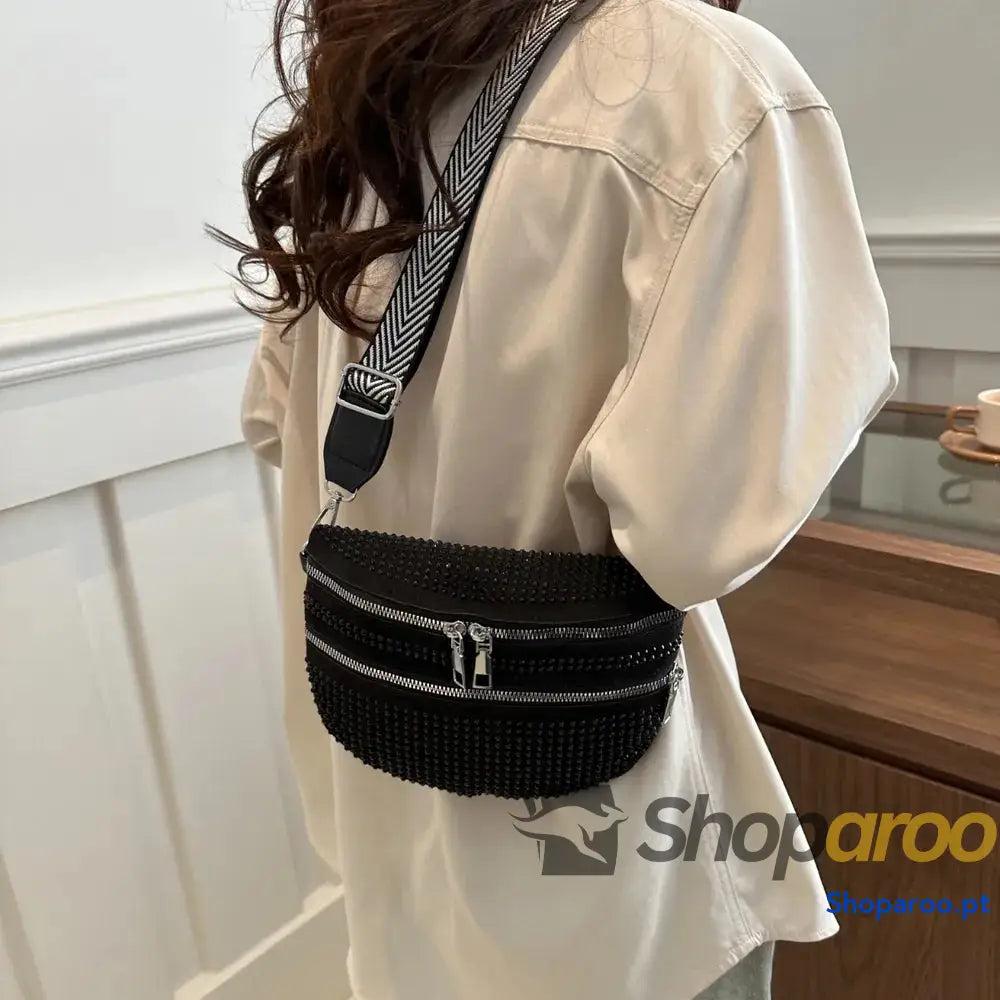 Bolsa tiracolo média com alça ajustável e tachas em PU