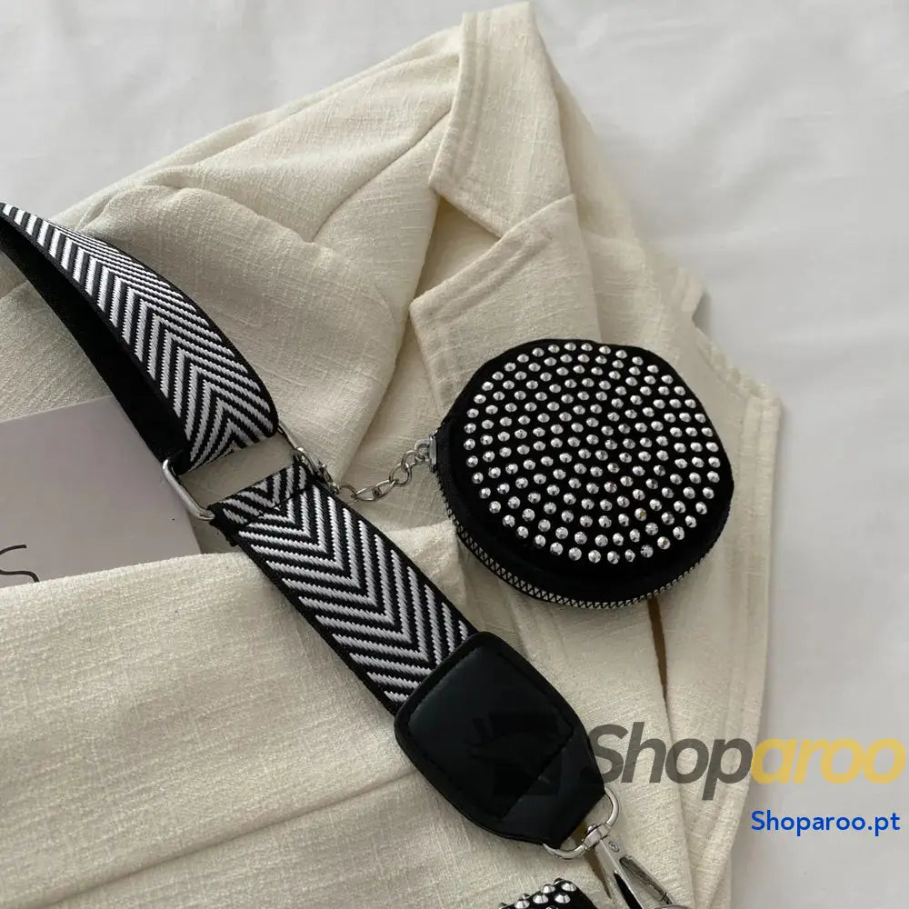 Bolsa tiracolo média com alça ajustável e tachas em PU