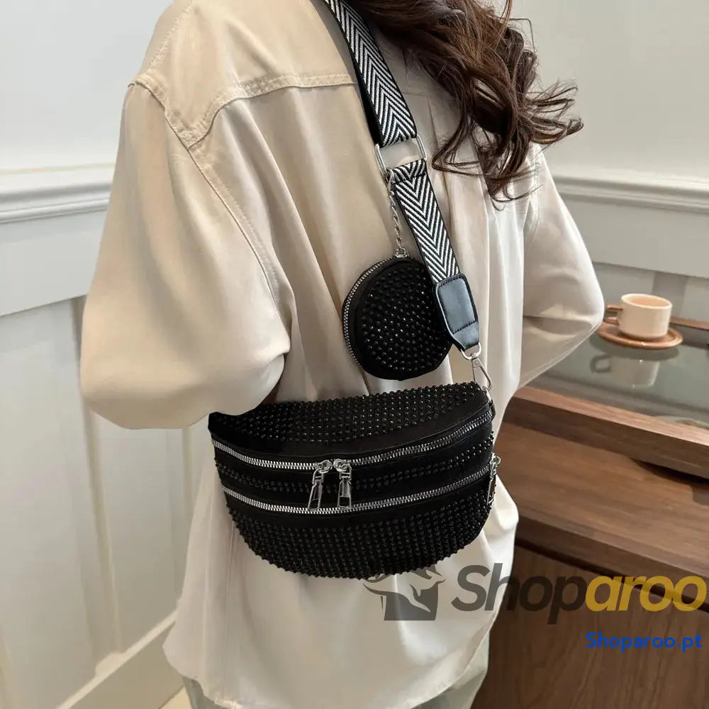 Bolsa tiracolo média com alça ajustável e tachas em PU