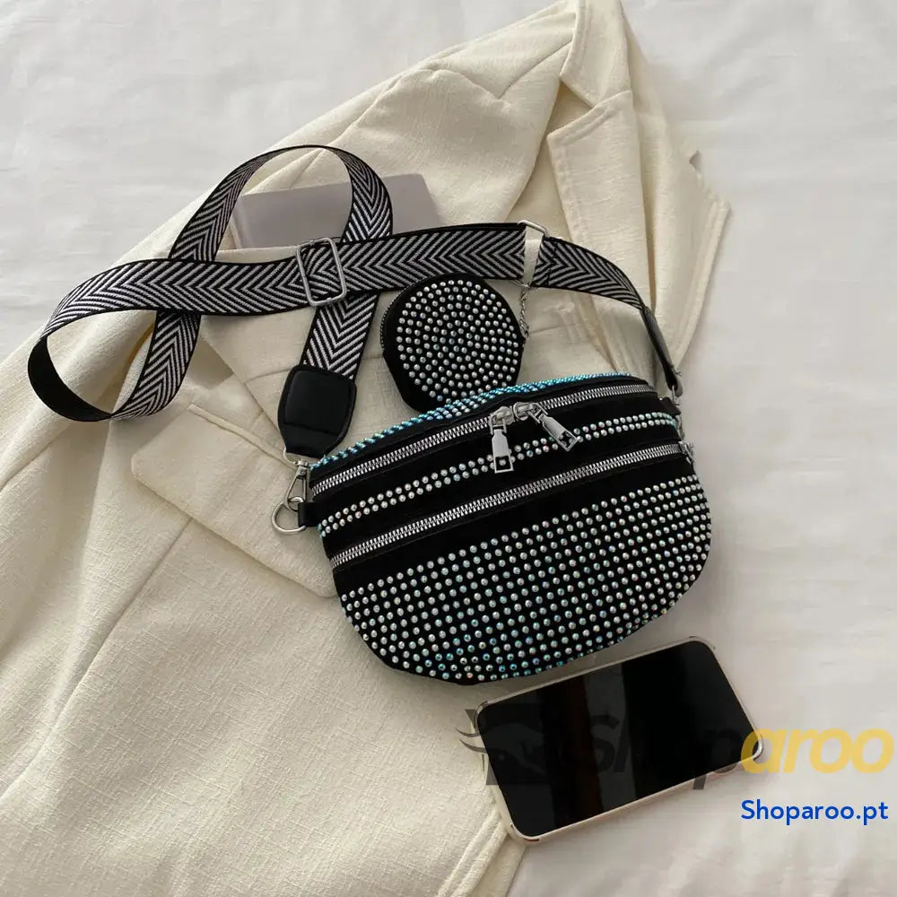 Bolsa tiracolo média com alça ajustável e tachas em PU