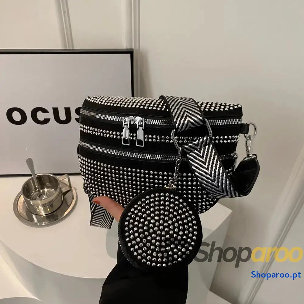 Bolsa tiracolo média com alça ajustável e tachas em PU