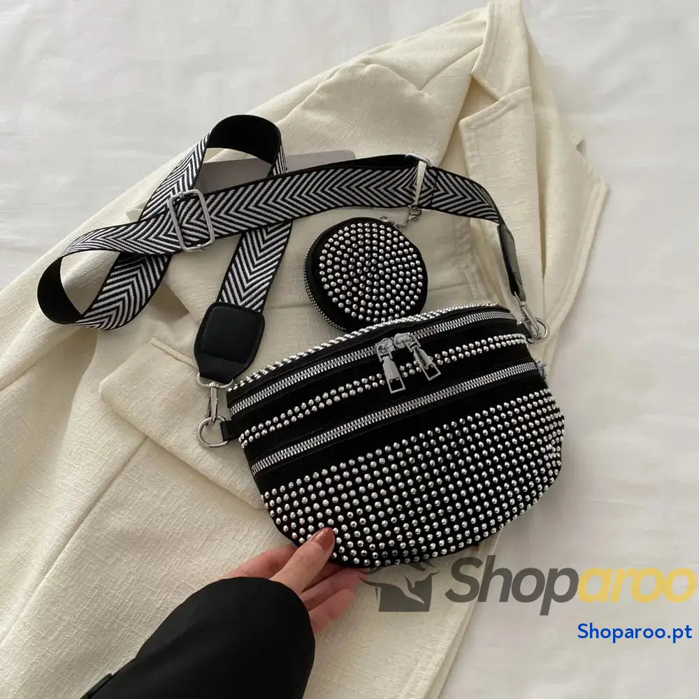 Bolsa tiracolo média com alça ajustável e tachas em PU