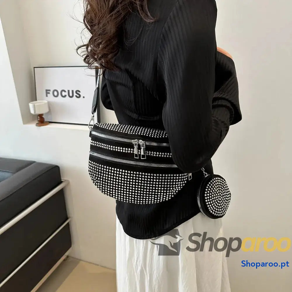 Bolsa tiracolo média com alça ajustável e tachas em PU