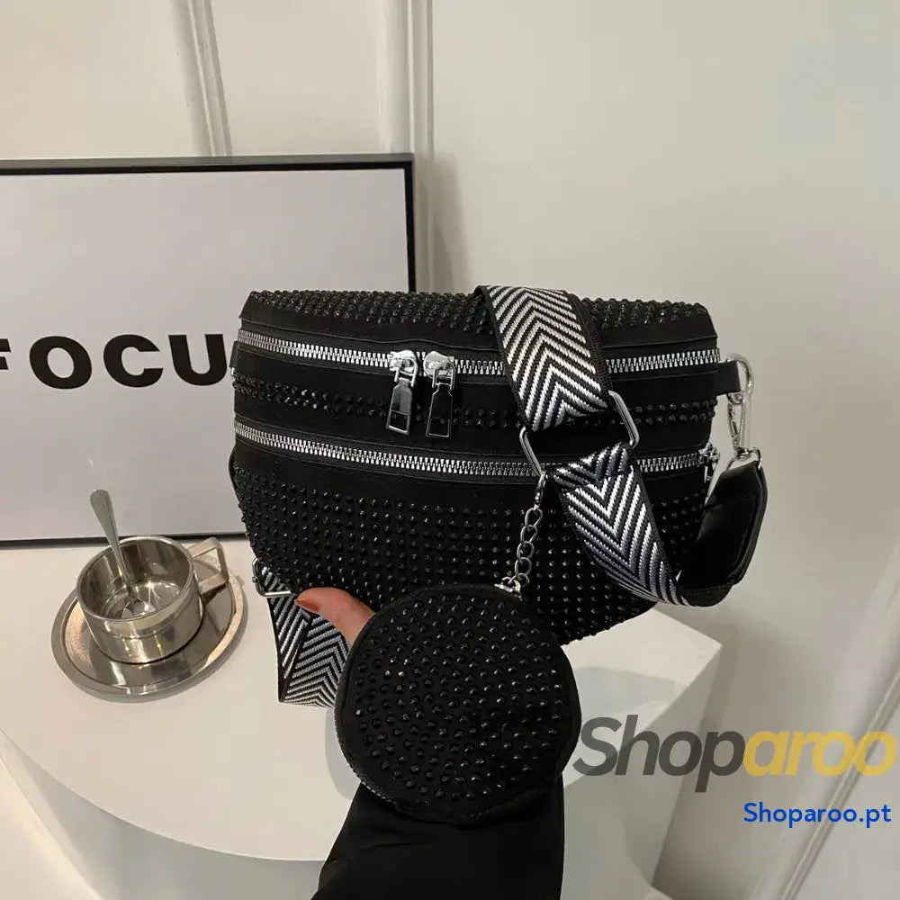 Bolsa tiracolo média com alça ajustável e tachas em PU