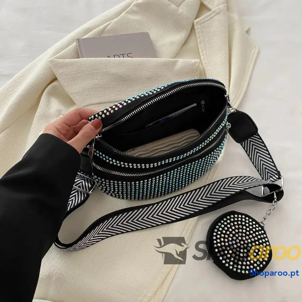 Bolsa tiracolo média com alça ajustável e tachas em PU