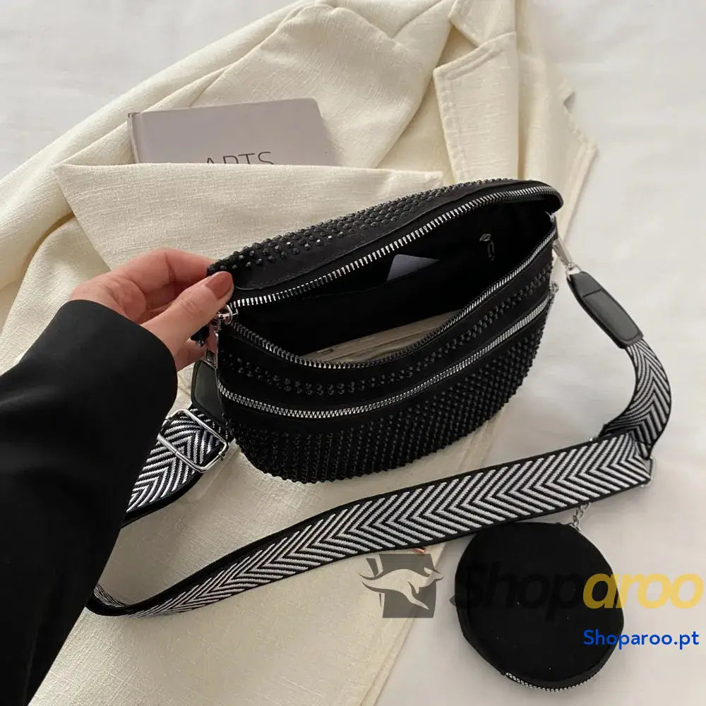 Bolsa tiracolo média com alça ajustável e tachas em PU