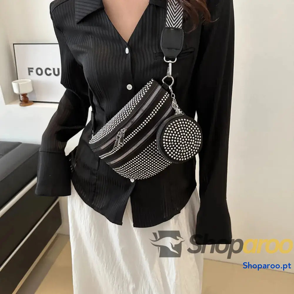 Bolsa tiracolo média com alça ajustável e tachas em PU