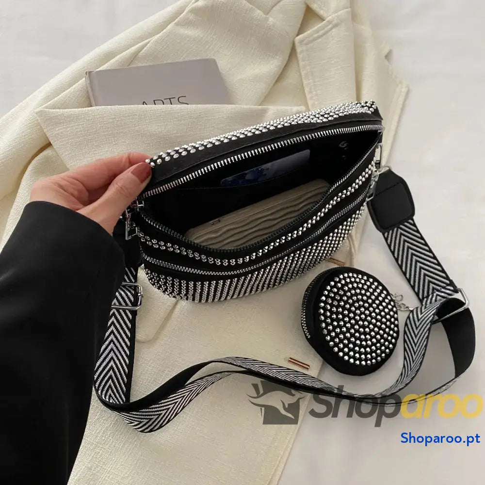 Bolsa tiracolo média com alça ajustável e tachas em PU