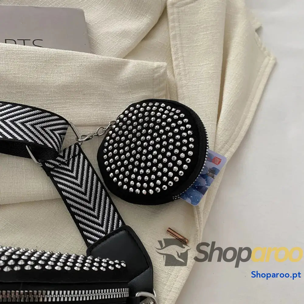 Bolsa tiracolo média com alça ajustável e tachas em PU