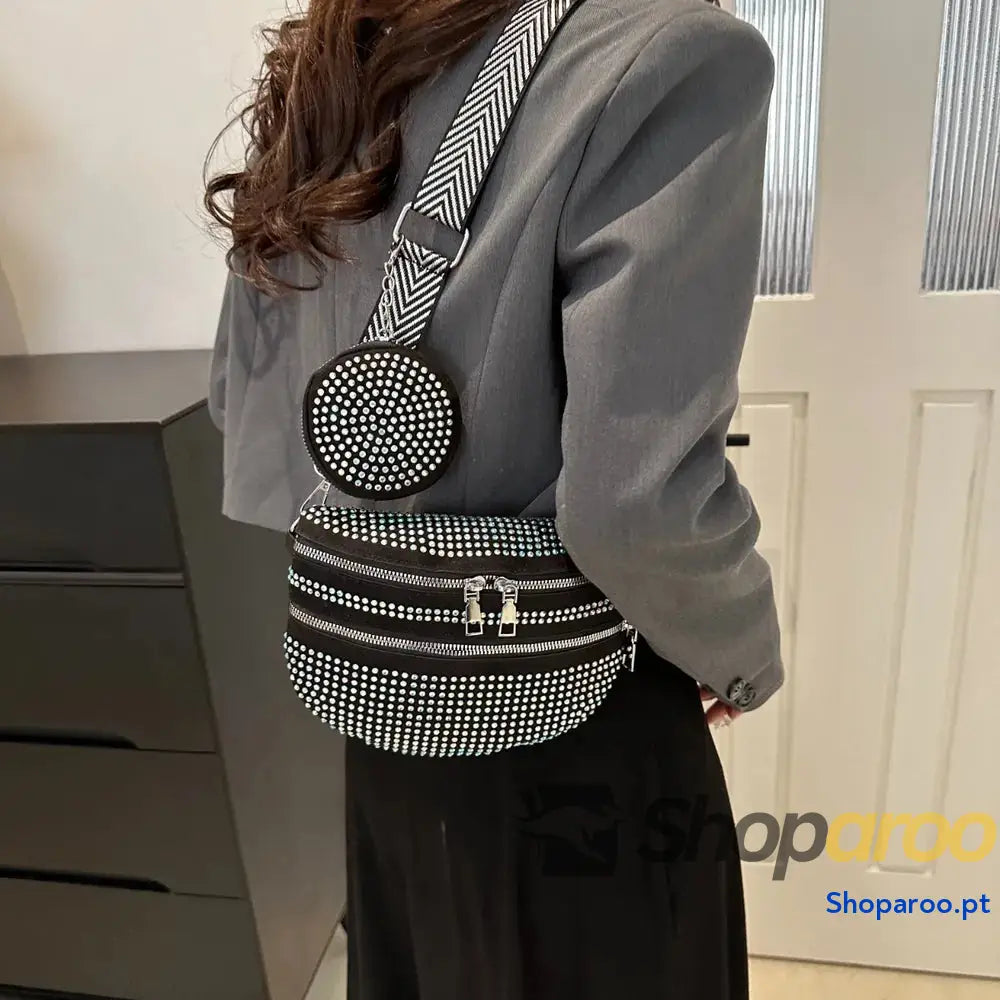 Bolsa tiracolo média com alça ajustável e tachas em PU