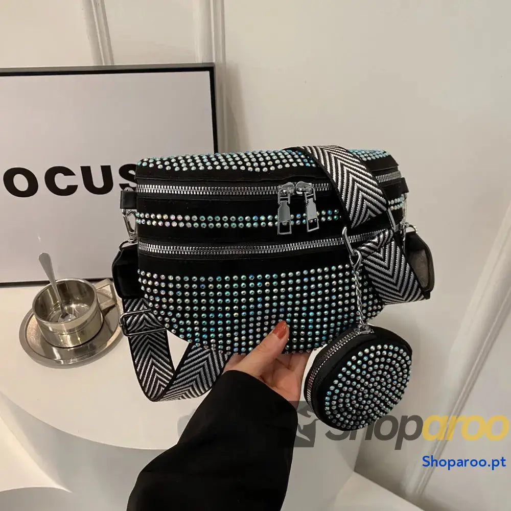 Bolsa tiracolo média com alça ajustável e tachas em PU