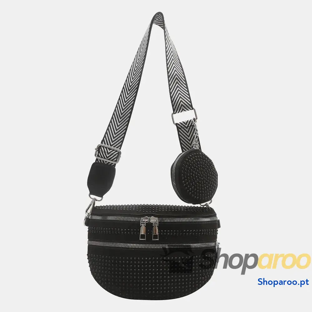 Bolsa tiracolo média com alça ajustável e tachas em PU