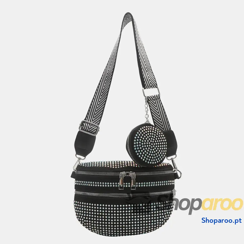 Bolsa tiracolo média com alça ajustável e tachas em PU