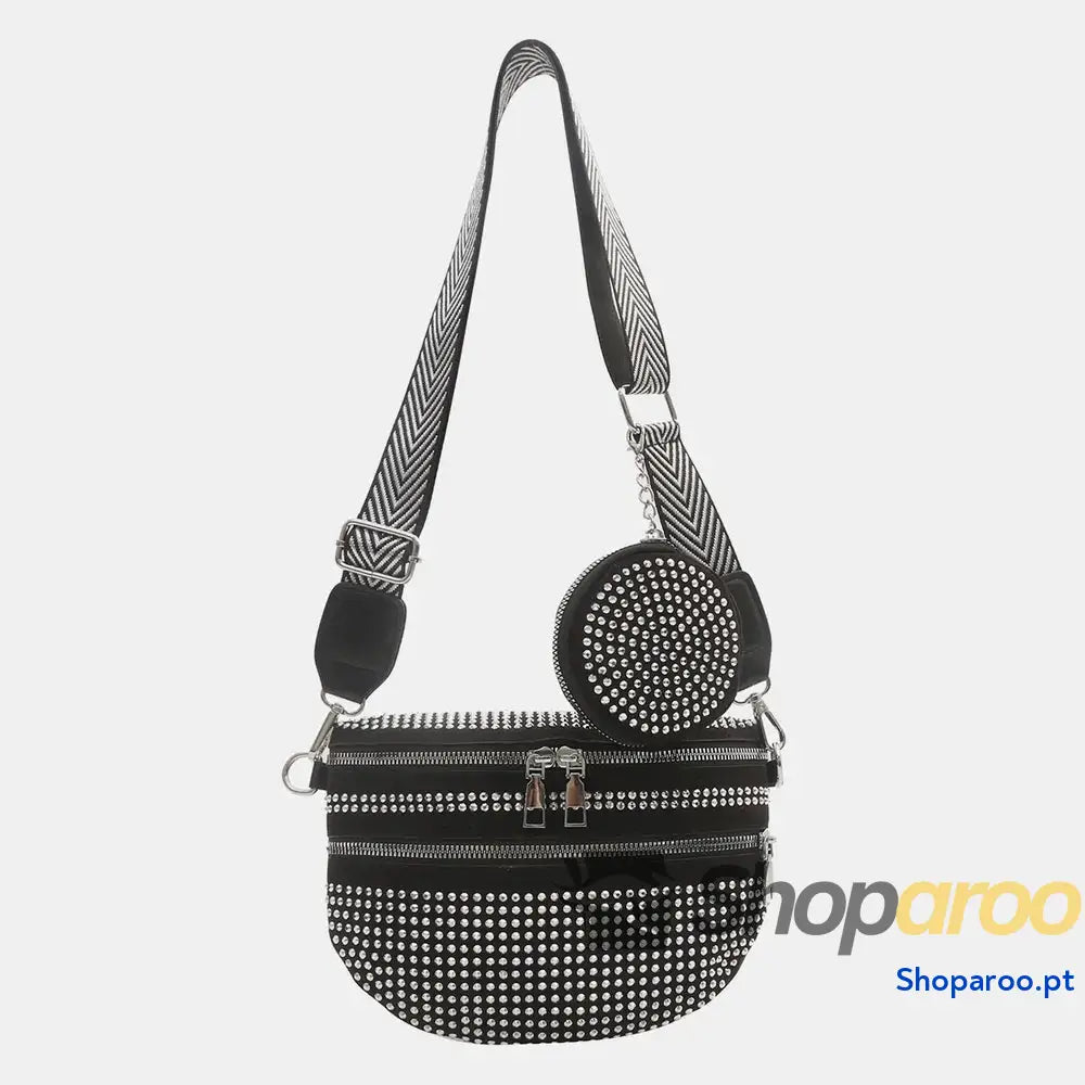 Bolsa tiracolo média com alça ajustável e tachas em PU