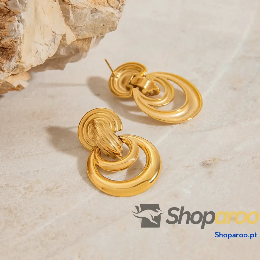 Brincos clássicos e modernos com design de lua crescente vazada em ouro 18K