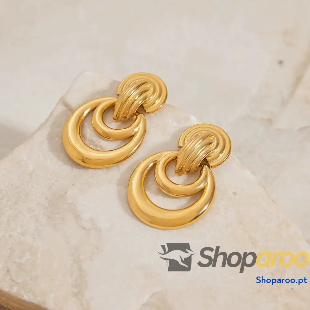 Brincos clássicos e modernos com design de lua crescente vazada em ouro 18K