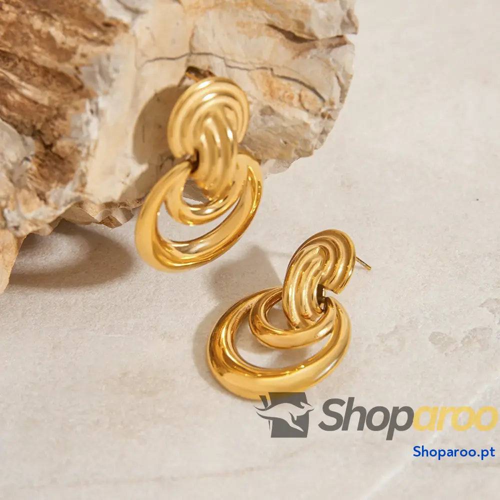 Brincos clássicos e modernos com design de lua crescente vazada em ouro 18K