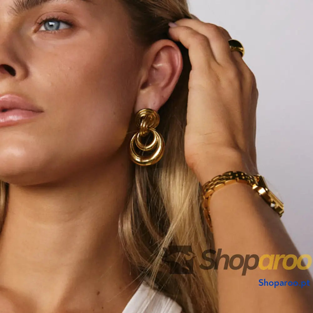 Brincos clássicos e modernos com design de lua crescente vazada em ouro 18K