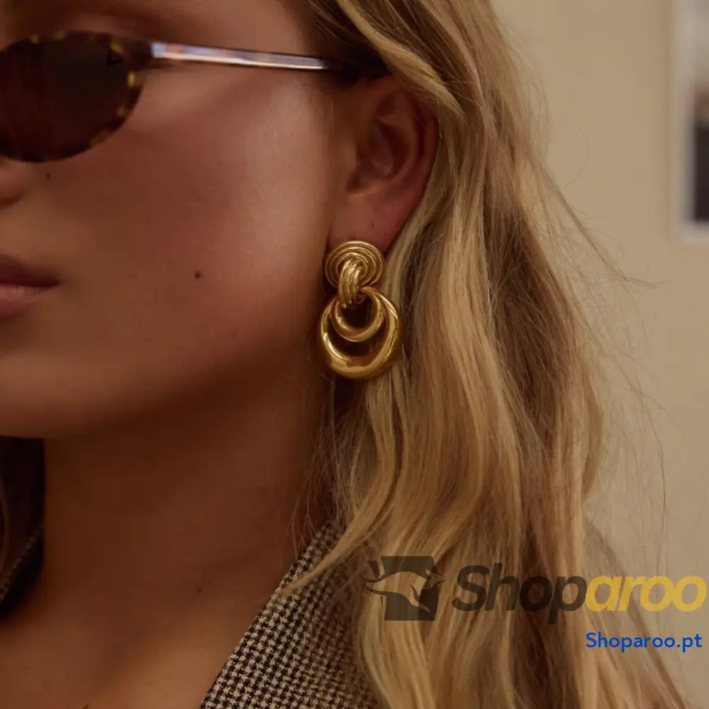 Brincos clássicos e modernos com design de lua crescente vazada em ouro 18K