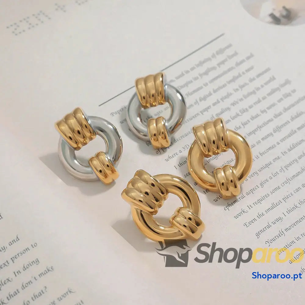 Brincos ocos redondos em ouro 18K (banhados) com design listrado moderno