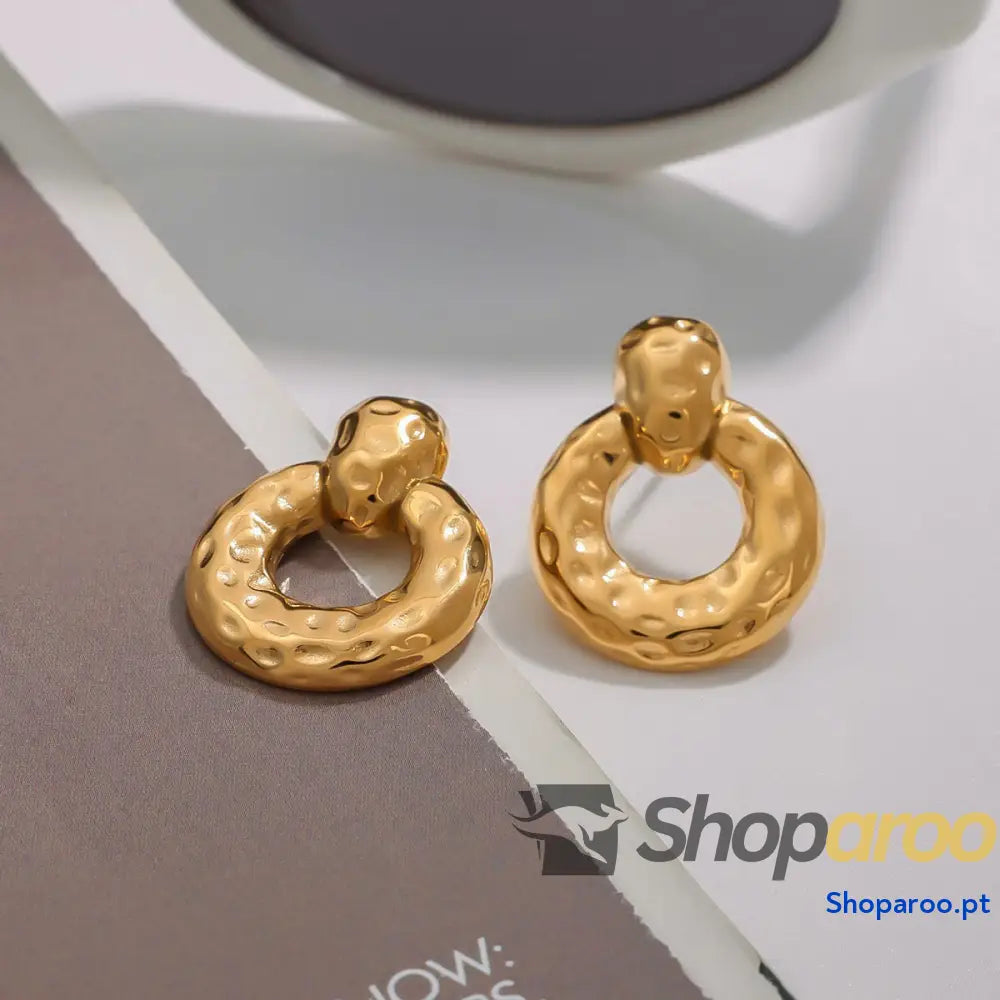 Brincos ocos redondos em ouro 18K (banhados) com design texturizado e personalidade única