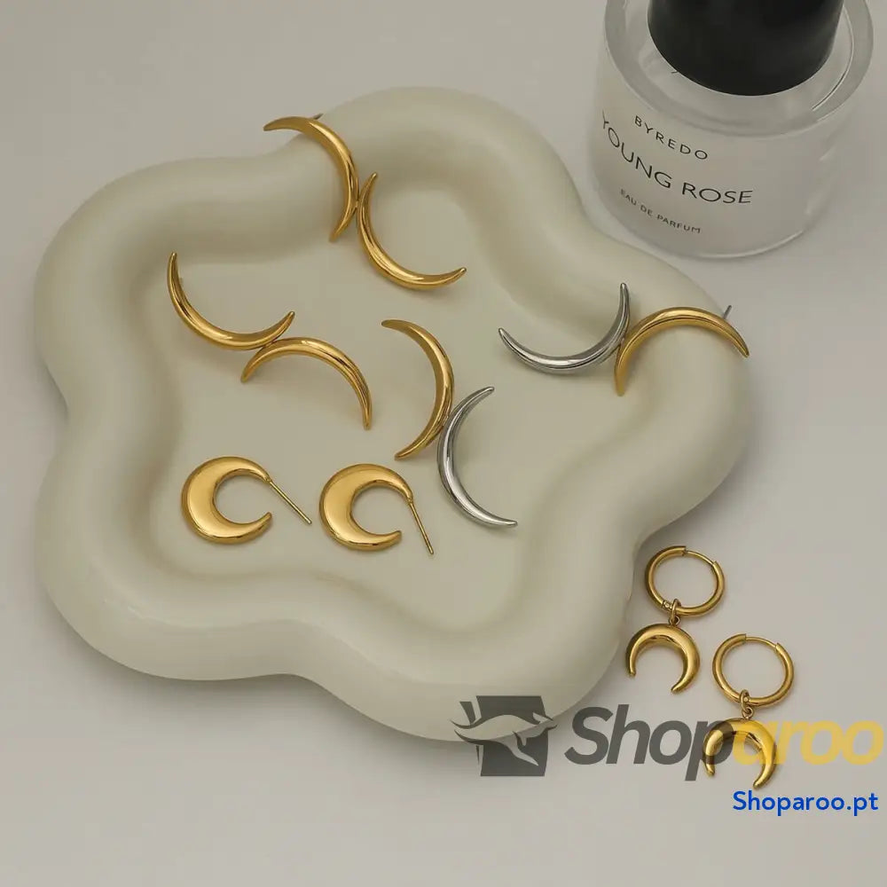 Brincos Ouro 18K (Banhado) Lua Crescente Elegantes