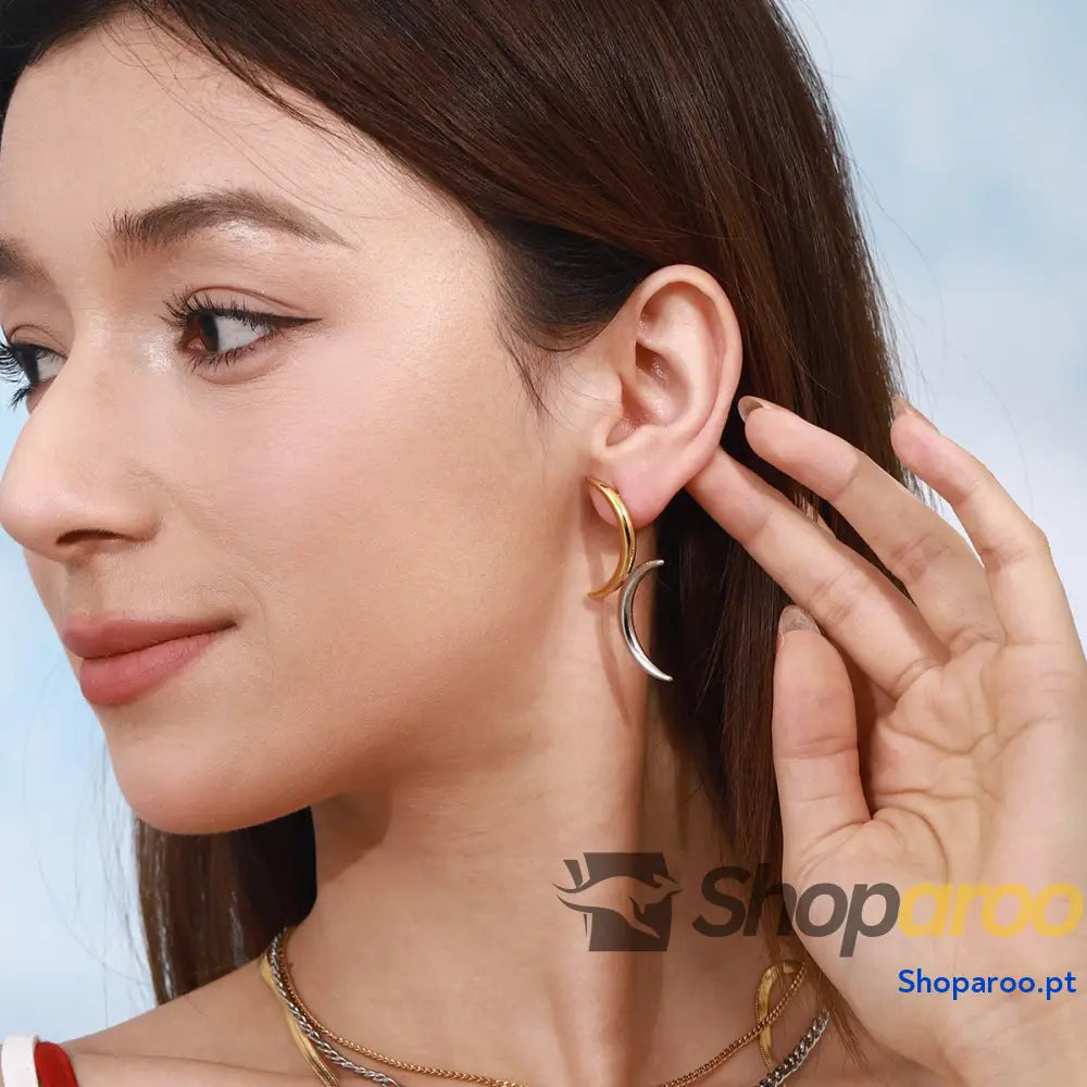 Brincos Ouro 18K (Banhado) Lua Crescente Elegantes
