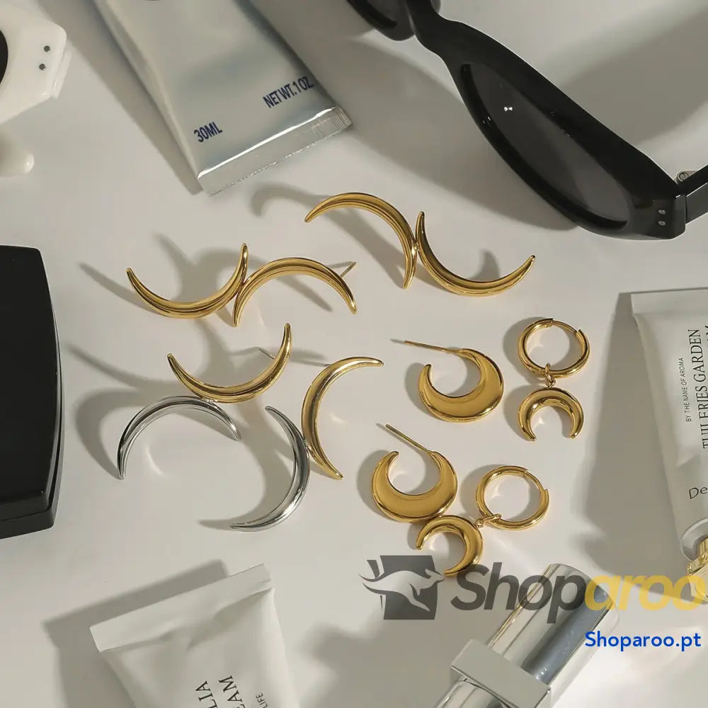 Brincos Ouro 18K (Banhado) Lua Crescente Elegantes
