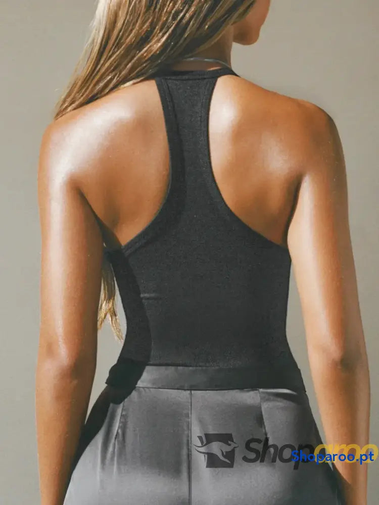 Camisola com decote halter e recorte