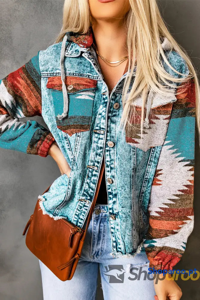 Casaco de ganga multicolorido com estampa asteca e bainha desfiada