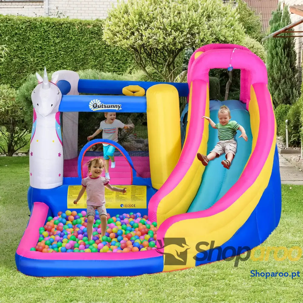 Castelo insuflável infantil com piscina e escorregador para crianças