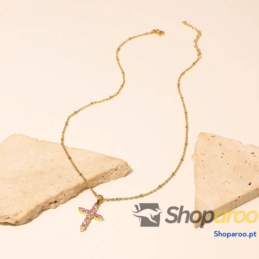 Colar com cruz de zircónia rosa banhado a ouro 18k