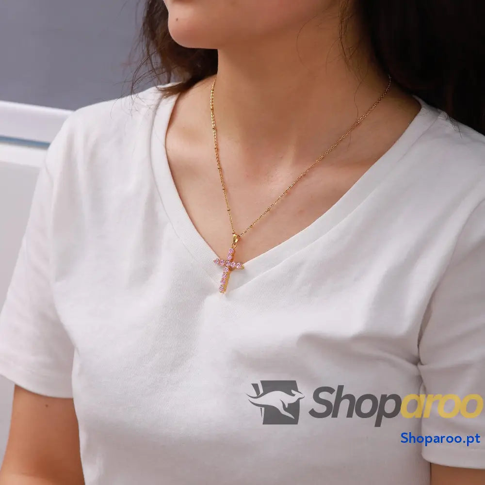 Colar com cruz de zircónia rosa banhado a ouro 18k