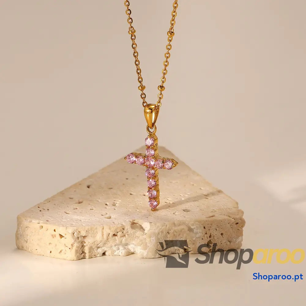 Colar com cruz de zircónia rosa banhado a ouro 18k