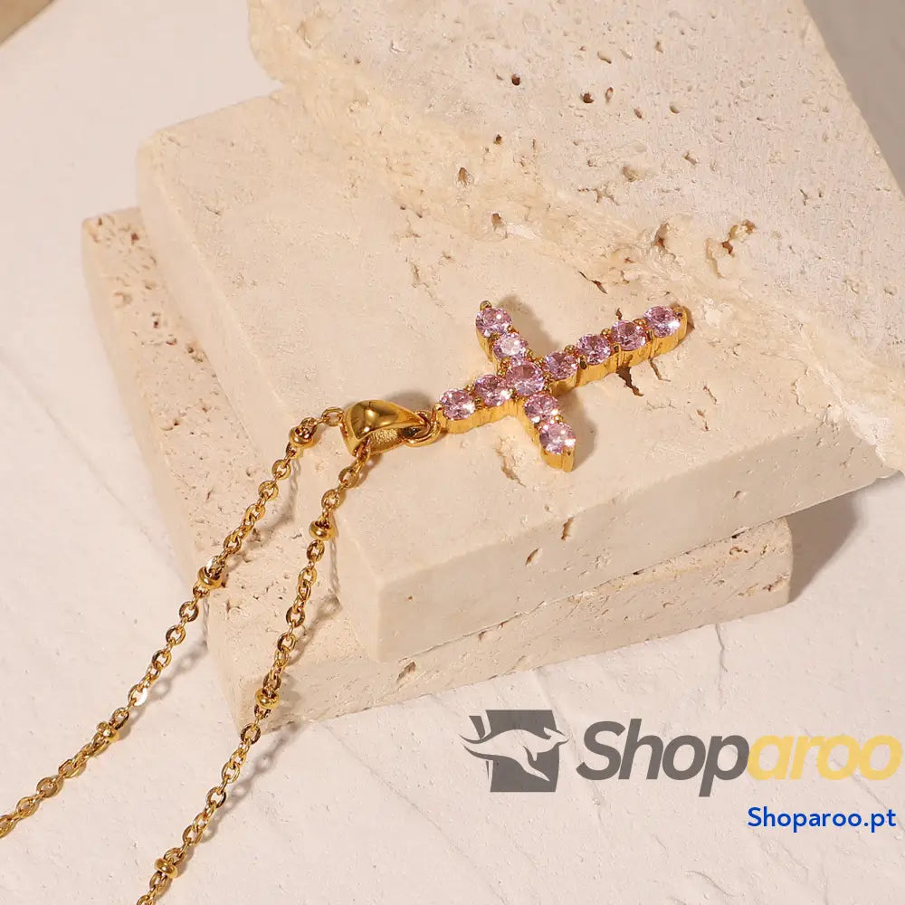 Colar com cruz de zircónia rosa banhado a ouro 18k