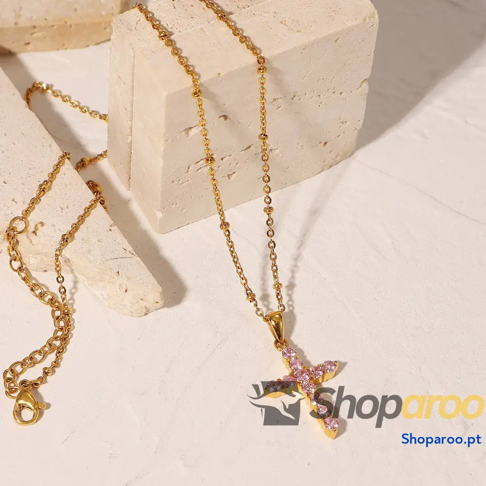 Colar com cruz de zircónia rosa banhado a ouro 18k